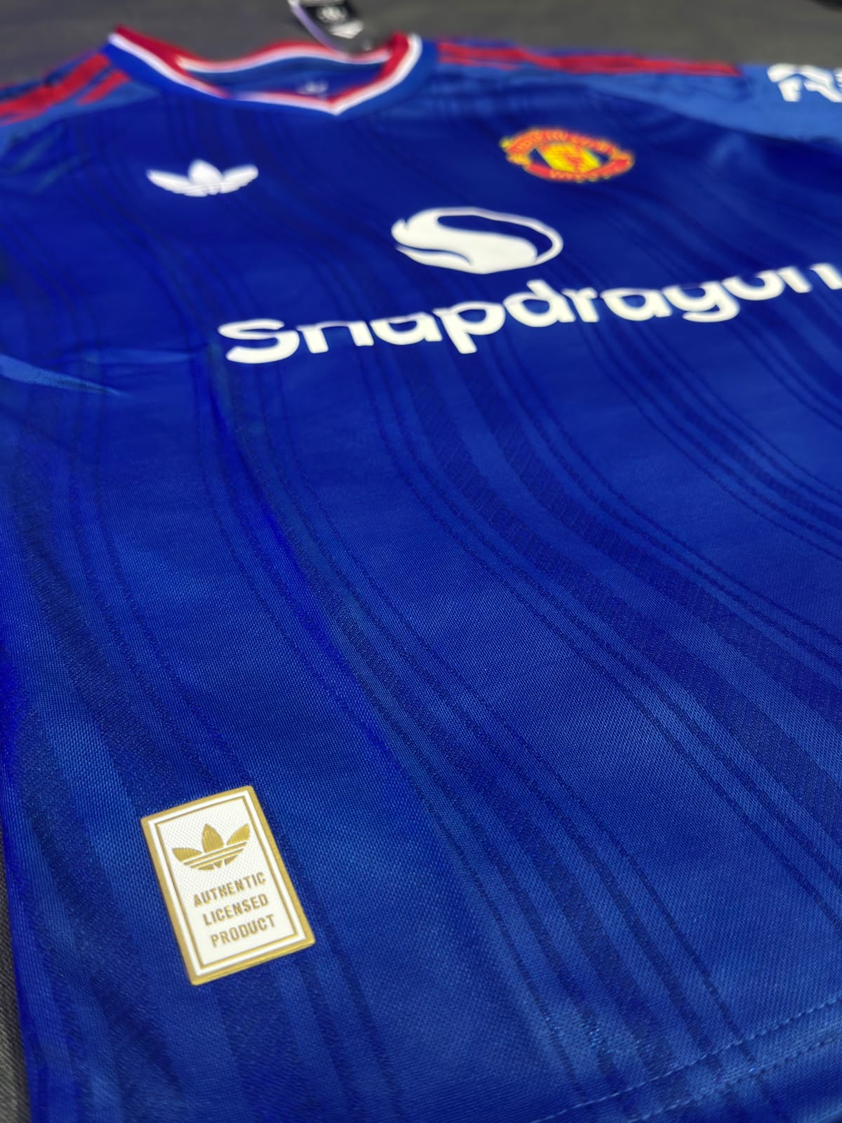 26/27 Manchester united away — photo 4 of 6